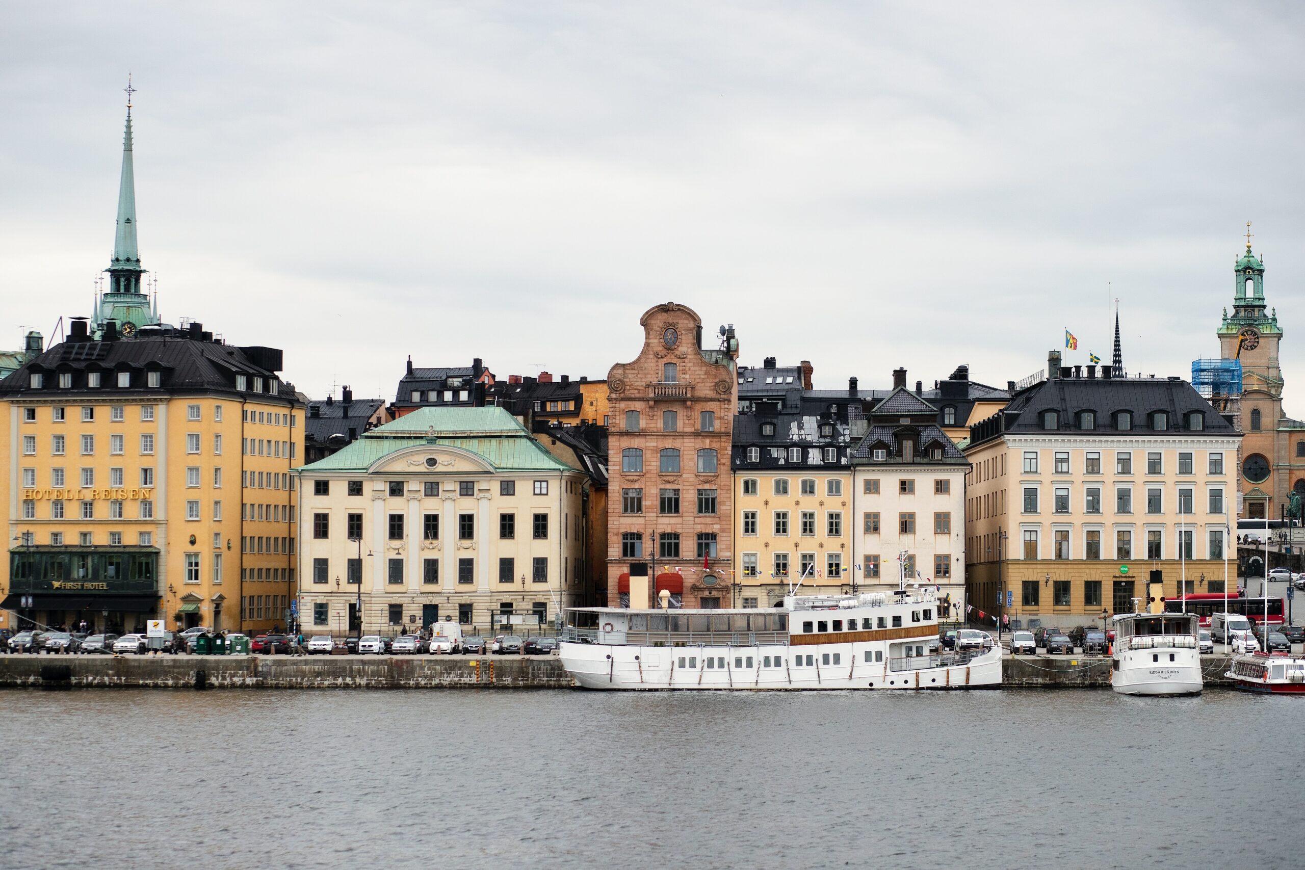 [Omorganisation och avregistrering av tillstånd]