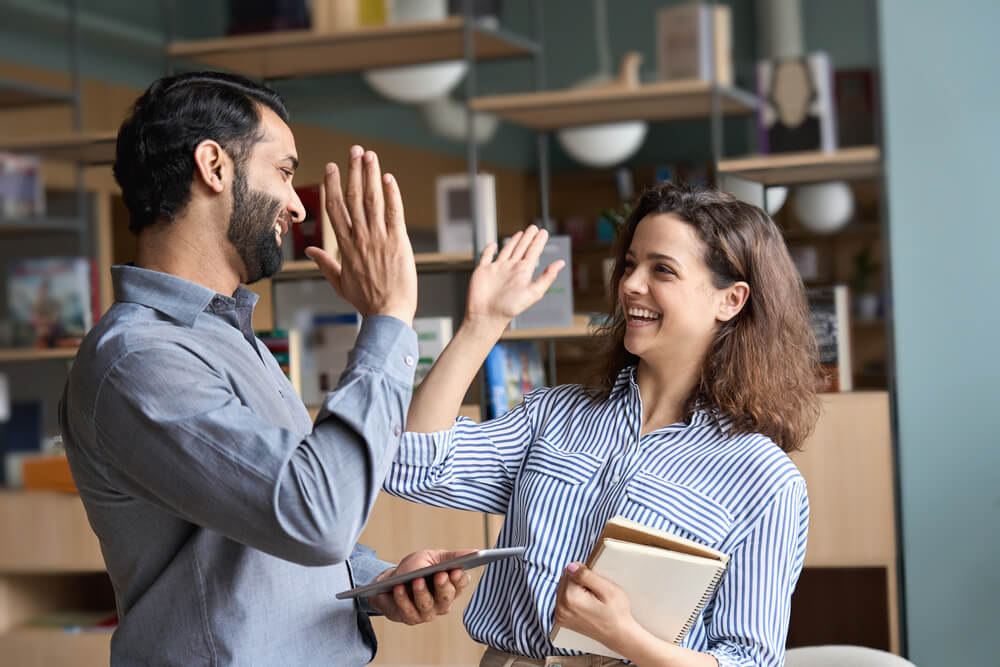 How to Greet New Employees – A Checklist Guide
